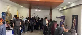 Varias personas hablando.